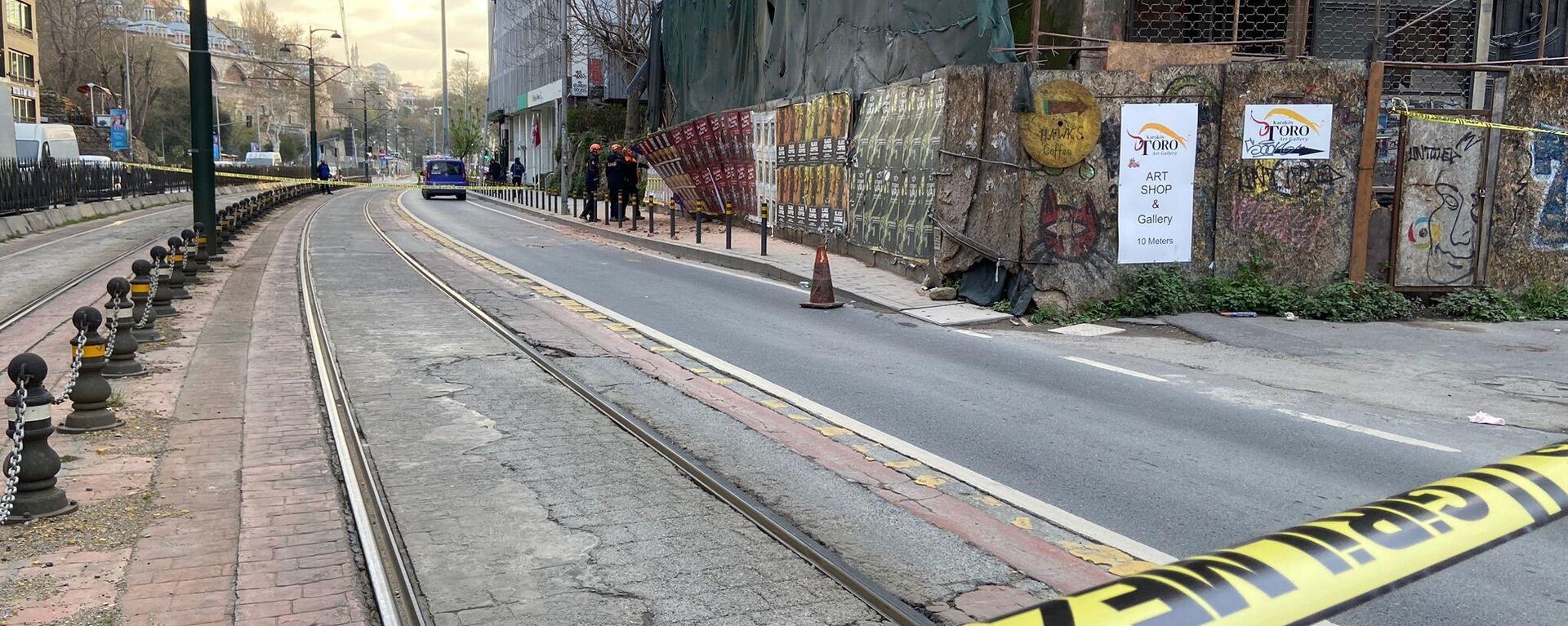 Beyoğlu Karaköy’de 5 katlı metruk binada kısmi çökme meydana geldi, çökme nedeniyle Beşiktaş yönü araç trafiğine kapatılırken tramvay seferleri de askıya alındı. - Sputnik Türkiye, 1920, 06.04.2023