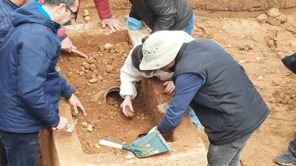 İnşaat kazısında bulunan Roma dönemine ait lahitin içinden 3 küp çıktı - Sputnik Türkiye