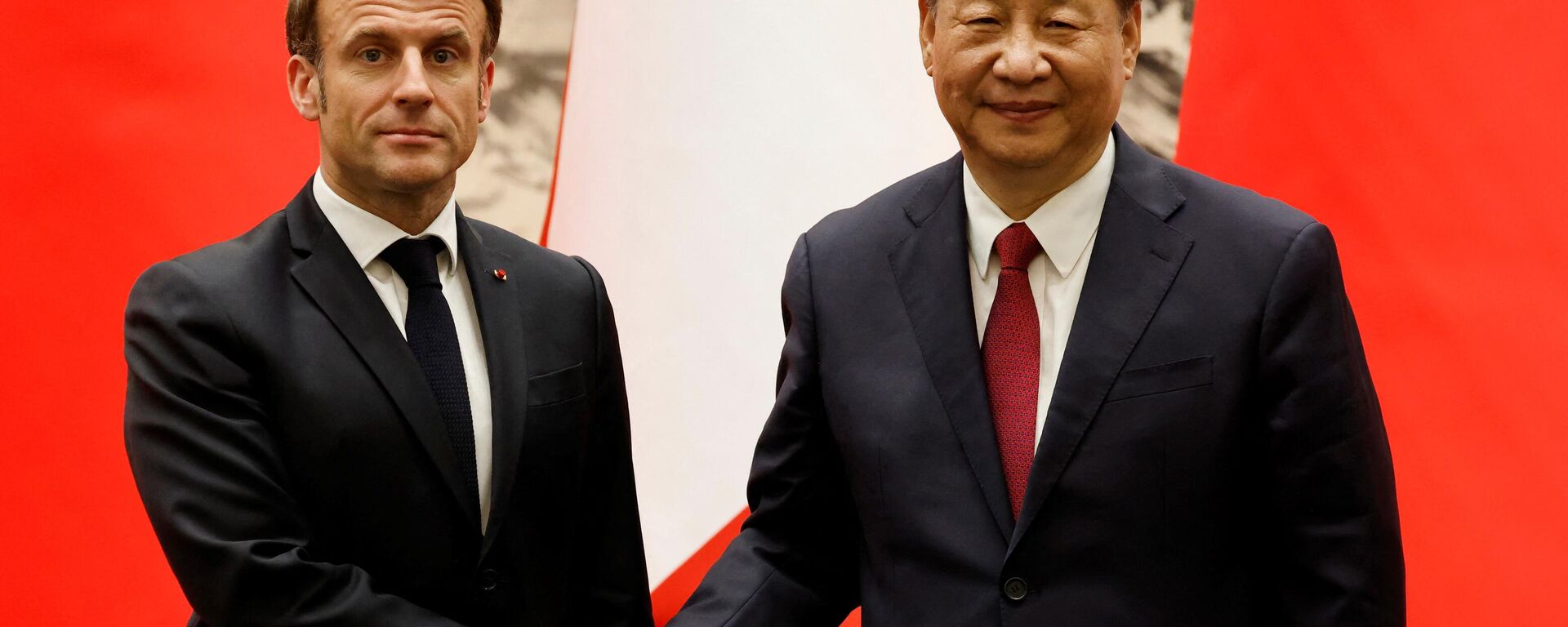 Pekin'deki imza töreninin ardından el sıkışan Fransa Cumhurbaşkanı Emmanuel Macron ile Çin Devlet Başkanı Şi Cinping - Sputnik Türkiye, 1920, 06.04.2023