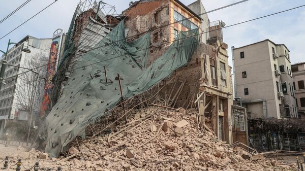 Beyoğlu Kemeraltı Caddesi'nde bulunan 5 katlı metruk bina çöktü. ( Murat Şengül - Anadolu Ajansı ) - Sputnik Türkiye