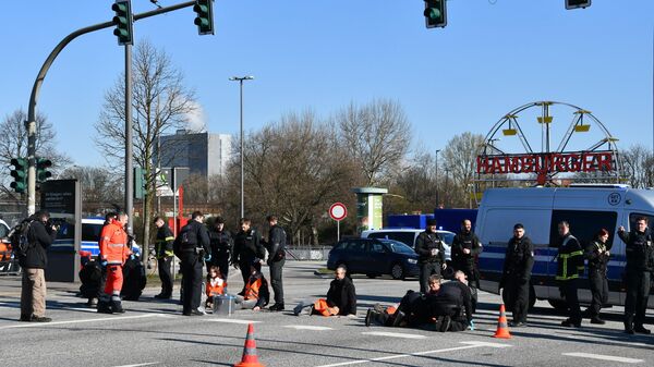 Almanya'nın Hamburg kentinde iklim aktivistlerinin ellerini asfalta yapıştırması sonucu trafik durma noktasına geldi. - Sputnik Türkiye