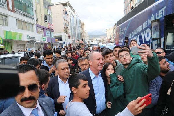 Memleket Partisi Genel Başkanı Muharrem İnce'yi depremin en çok etkilediği Hatay'da partililer karşıladı. İnce ve beraberindeki partililer, Dörtyol ilçesi Çaylı Caddesi'nde çarşıda esnafını selamladı vatandaşlarla fotoğraf çektirdi. Ardından ilçedeki çadır kentte iftar hazırlığı yapan ekipleri ziyaret etti. Daha sonra İskenderun ilçesine hareket eden İnce ve partililer burada çadır kenti ziyaret edip vatandaşlarla sohbet etti. Depremzede Özcan ve Hülya Vurucu, çiftinin çadırına konuk olan İnce, burada aile ile iftar yaptı.
 - Sputnik Türkiye