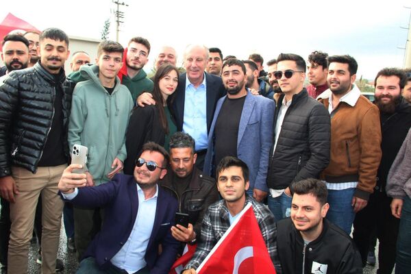 Memleket Partisi Genel Başkanı Muharrem İnce'yi depremin en çok etkilediği Hatay'da partililer karşıladı. İnce ve beraberindeki partililer, Dörtyol ilçesi Çaylı Caddesi'nde çarşıda esnafını selamladı vatandaşlarla fotoğraf çektirdi. Ardından ilçedeki çadır kentte iftar hazırlığı yapan ekipleri ziyaret etti. Daha sonra İskenderun ilçesine hareket eden İnce ve partililer burada çadır kenti ziyaret edip vatandaşlarla sohbet etti. Depremzede Özcan ve Hülya Vurucu, çiftinin çadırına konuk olan İnce, burada aile ile iftar yaptı.
 - Sputnik Türkiye