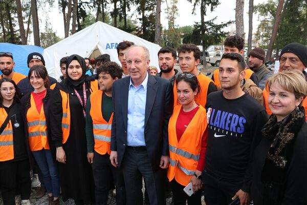 Memleket Partisi Genel Başkanı Muharrem İnce'yi depremin en çok etkilediği Hatay'da partililer karşıladı. İnce ve beraberindeki partililer, Dörtyol ilçesi Çaylı Caddesi'nde çarşıda esnafını selamladı vatandaşlarla fotoğraf çektirdi. Ardından ilçedeki çadır kentte iftar hazırlığı yapan ekipleri ziyaret etti. Daha sonra İskenderun ilçesine hareket eden İnce ve partililer burada çadır kenti ziyaret edip vatandaşlarla sohbet etti. Depremzede Özcan ve Hülya Vurucu, çiftinin çadırına konuk olan İnce, burada aile ile iftar yaptı.
 - Sputnik Türkiye