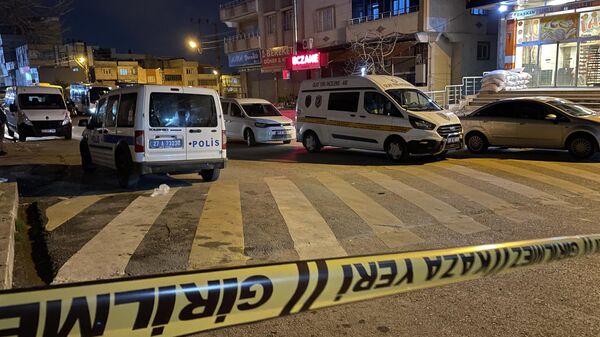 Gaziantep'in Şahinbey ilçesinde çıkan silahlı kavgada 1'i polis memuru 2 kişi öldü, 2 kişi yaralandı. Ekipler, olay yerinde çalışma yaptı.  - Sputnik Türkiye