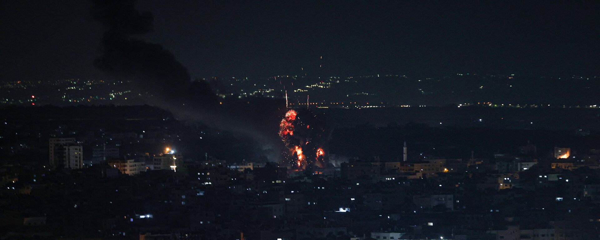 İsrail savaş uçakları, abluka altındaki Gazze Şeridi'nin Gazze kentine hava saldırısı düzenledi.  - Sputnik Türkiye, 1920, 07.04.2023