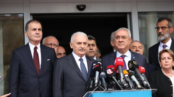AK Parti Genel Başkanvekili Binali Yıldırım (sol 2) ile Parti Sözcüsü Ömer Çelik (solda), DSP Genel Başkanı Önder Aksakal'ı(sol 3) ziyaret etti. Ziyaret sonrası Binali Yıldırım açıklama yaptı. - Sputnik Türkiye