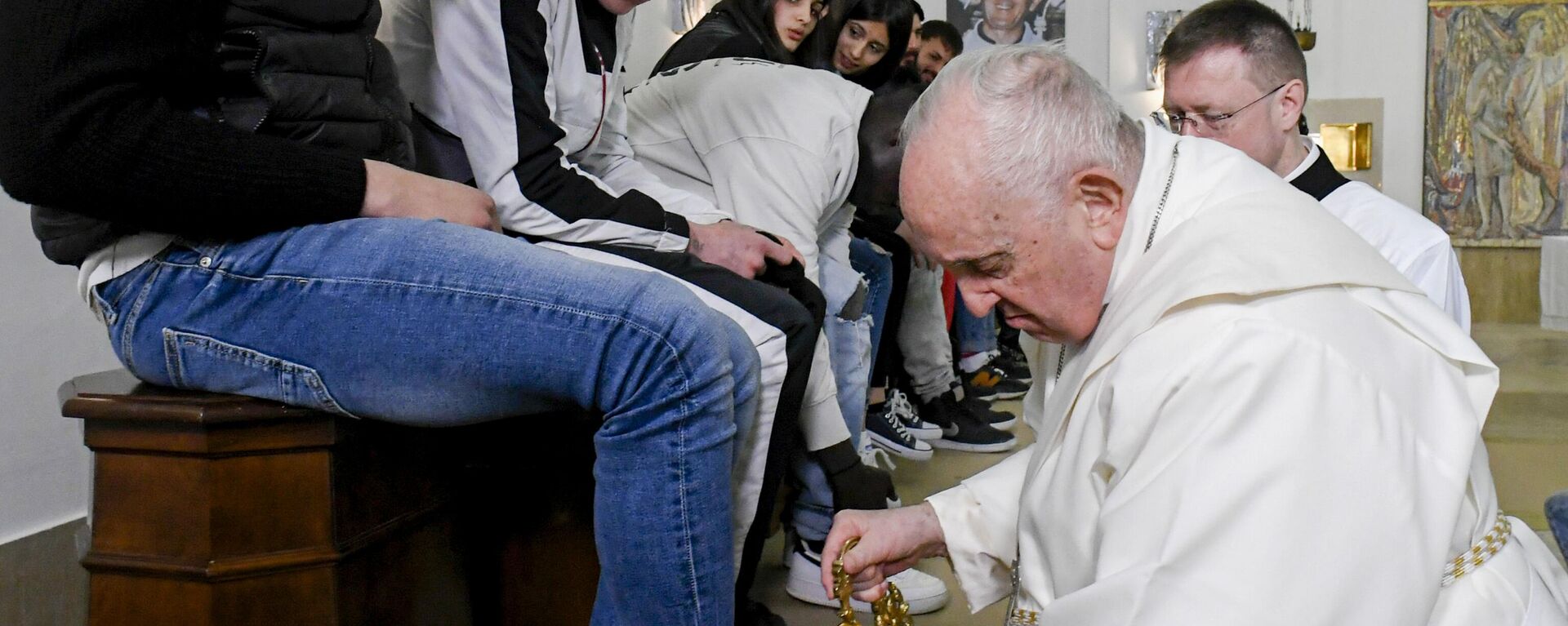 Papa Francis, Paskalya öncesi düzenlenen geleneksel törende ıslahevinde kalan 12 genç mahkumun ayaklarını yıkadı, sonrasında da öptü. Papa'nın ayaklarını yıkayıp öptüğü kişiler arasında Senegalli bir Müslüman genç ve iki kadın da bulunuyor. - Sputnik Türkiye, 1920, 07.04.2023