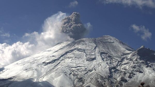 Meksika’da yer alan Popocatepetl Yanardağı’nda son 24 saatte 12 patlama meydana geldi. - Sputnik Türkiye