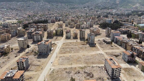 Öte yandan, yıkımların devam ettiği kentten toz bulutlarının yükselmesi de dikkat çekti. Pek çok medeniyete ev sahipliği yapan Hatay’daki enkaz meydanları dron ile görüntülendi. - Sputnik Türkiye