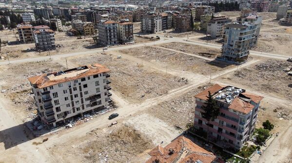 En büyük yıkımı yaşayan Hatay’ın Antakya ilçesinde acil yıkılması kararlaştırıldıktan sonra yıkım işlemi de gerçekleştirilen binaların yerini boş alanlar aldı. - Sputnik Türkiye