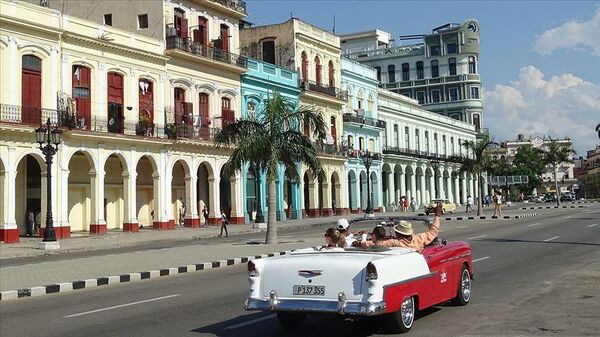 Küba ekonomisi için hayati önemdeki turizm sektörü, pandemideki çöküşünün ardından toparlanmaya girdi. ABD'nin abluka ve ambargosu nedeniyle yeni araçların girmediği adadaki klasik otomobil nostaljisi, turistleri cezbetmeye yarıyor.  - Sputnik Türkiye