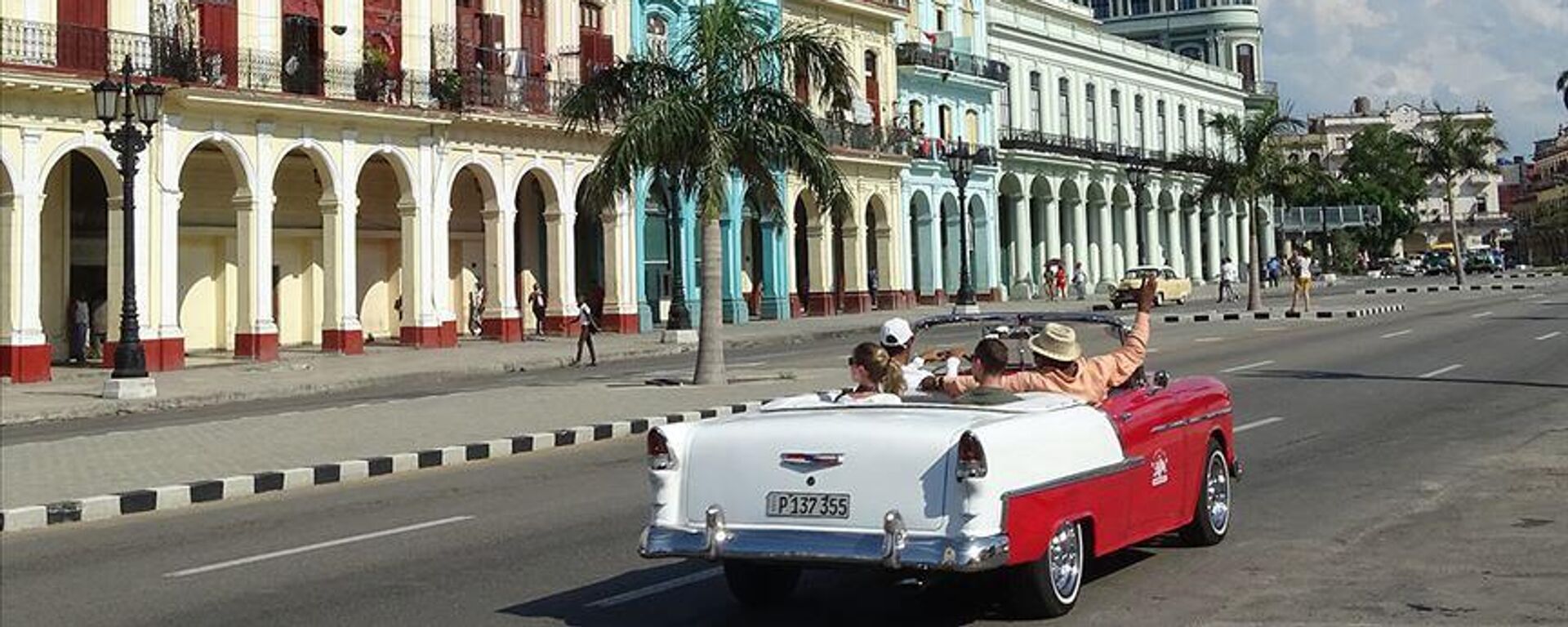 Küba ekonomisi için hayati önemdeki turizm sektörü, pandemideki çöküşünün ardından toparlanmaya girdi. ABD'nin abluka ve ambargosu nedeniyle yeni araçların girmediği adadaki klasik otomobil nostaljisi, turistleri cezbetmeye yarıyor.  - Sputnik Türkiye, 1920, 11.04.2023