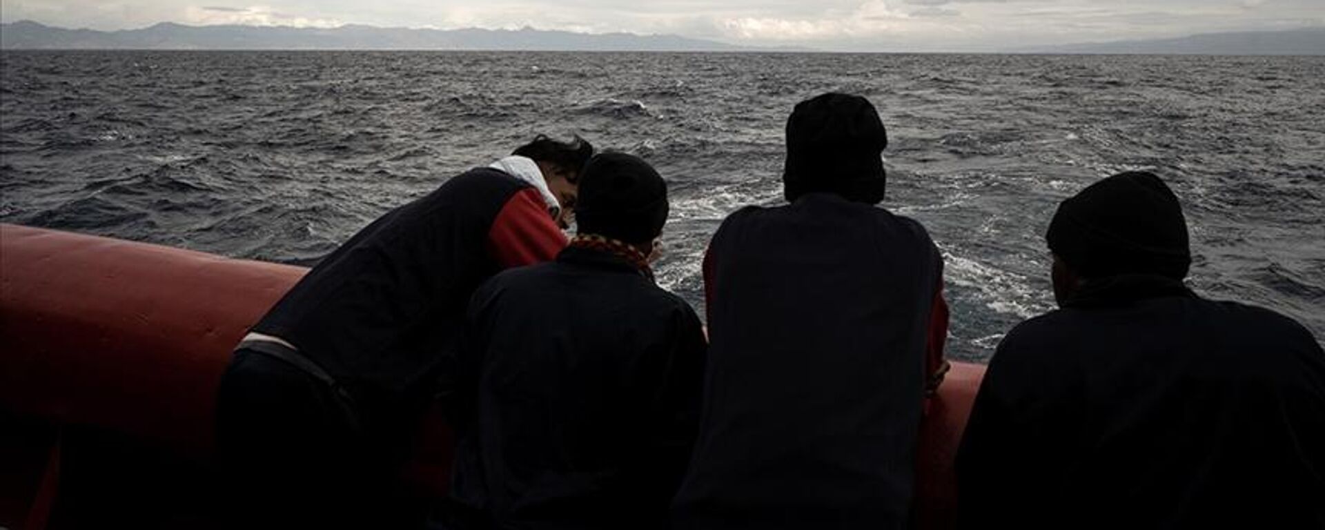 Afrika'dan göç etmeye çalışanların Akdeniz'deki tehlikeli yolcuğu derme çatma teknelerle sağ salim tamamlayabilirlerse ilk durağı İtalya oluyor.  - Sputnik Türkiye, 1920, 11.04.2023