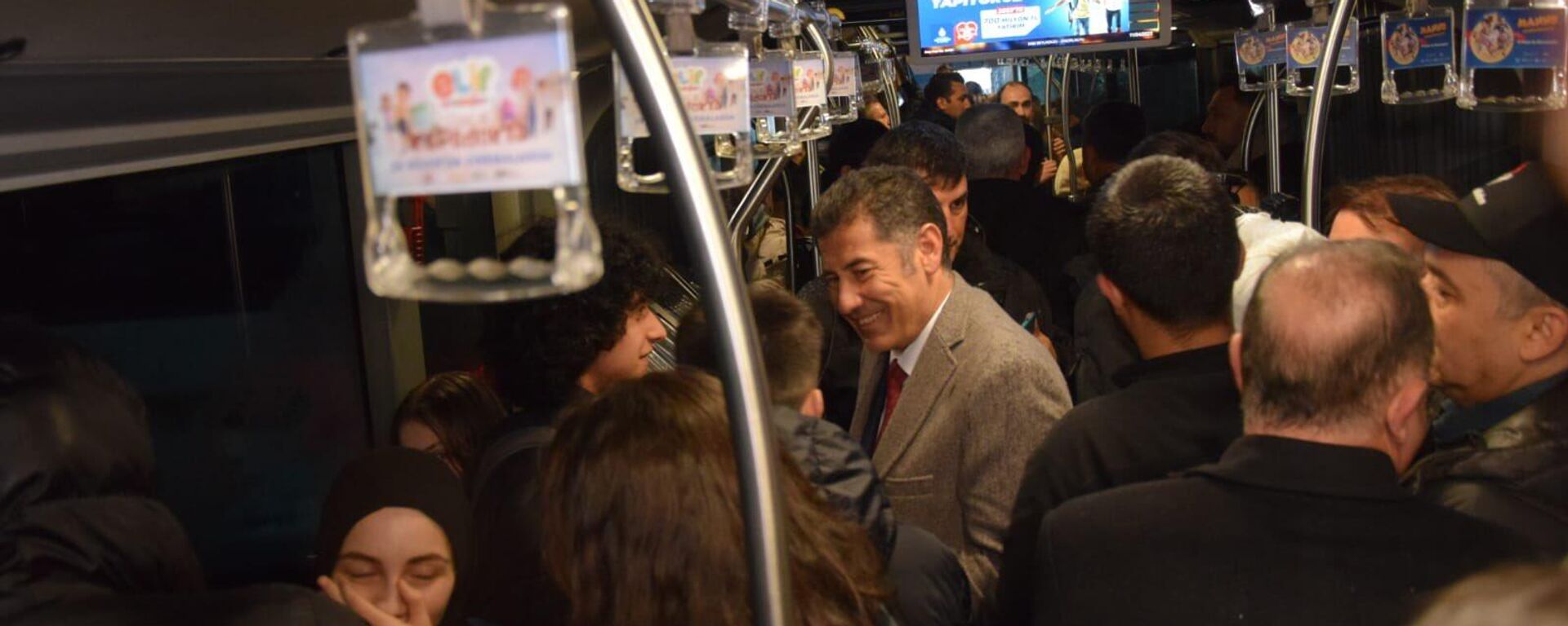 Ata İttifakı’nın cumhurbaşkanı adayı Sinan Oğan ve Zafer Partisi Genel Başkanı Ümit Özdağ, metrobüste seçim broşürü dağıttı. - Sputnik Türkiye, 1920, 11.04.2023