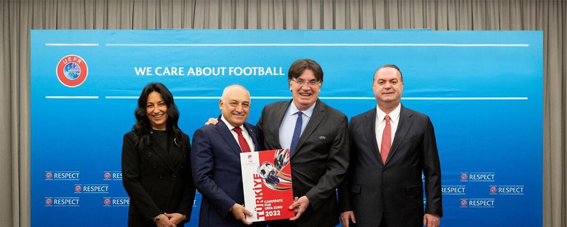 TFF, 2028 ve 2032 Avrupa Futbol Şampiyonalarına ev sahipliği yapmak için yaptığı resmi adaylık başvurusunun ardından adaylık dosyasını da UEFA’ya sundu. Gönderilen dosyada adaylık teklifinin detayları, hükumet garantileri gibi belgeler yer aldı. - Sputnik Türkiye, 1920, 12.04.2023