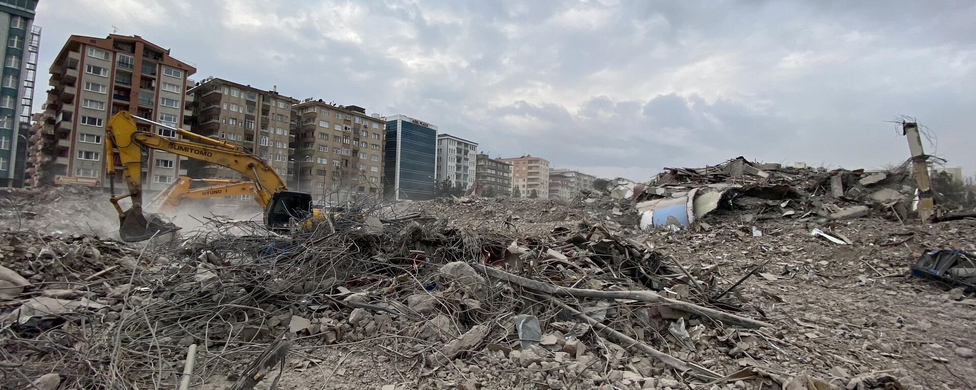 Diyarbakır'da depremlerde yıkılan Galeria İş Merkezi - Sputnik Türkiye, 1920, 12.04.2023
