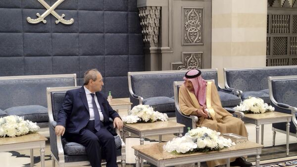 Suriye Dışişleri Bakanı Faysal Mikdad, Cidde Havalimanı’nda Suudi Arabistan Dışişleri Bakan Yardımcısı Velid el Harici tarafından karşılandı. - Sputnik Türkiye