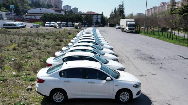 Başakşehir'de boş arazide stoklanmış araçlar  - Sputnik Türkiye