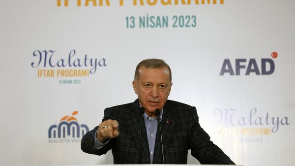 Cumhurbaşkanı Recep Tayyip Erdoğan, Malatya'da depremzedelerle bir araya geldiği iftar programında konuşma yaptı. - Sputnik Türkiye