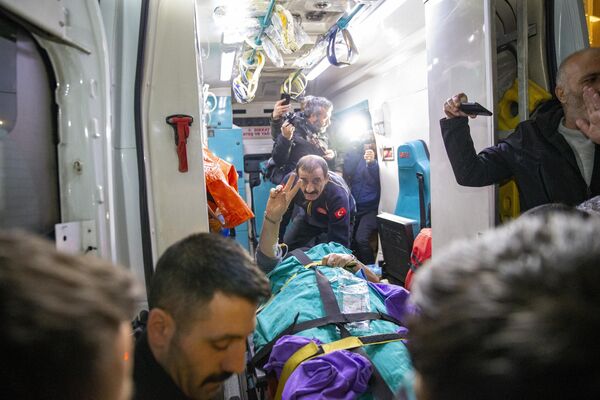 Erzurum'da geçirdiği trafik kazasında yaralanan HDP Grup Başkanvekili ve Yeşil Sol Parti Erzurum milletvekili adayı Meral Danış Beştaş, Sağlık Bakanlığına ait ambulans uçakla Ankara'ya sevk edildi.  - Sputnik Türkiye