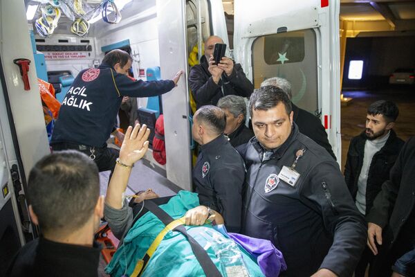 Erzurum'da geçirdiği trafik kazasında yaralanan HDP Grup Başkanvekili ve Yeşil Sol Parti Erzurum milletvekili adayı Meral Danış Beştaş, Sağlık Bakanlığına ait ambulans uçakla Ankara'ya sevk edildi.  - Sputnik Türkiye