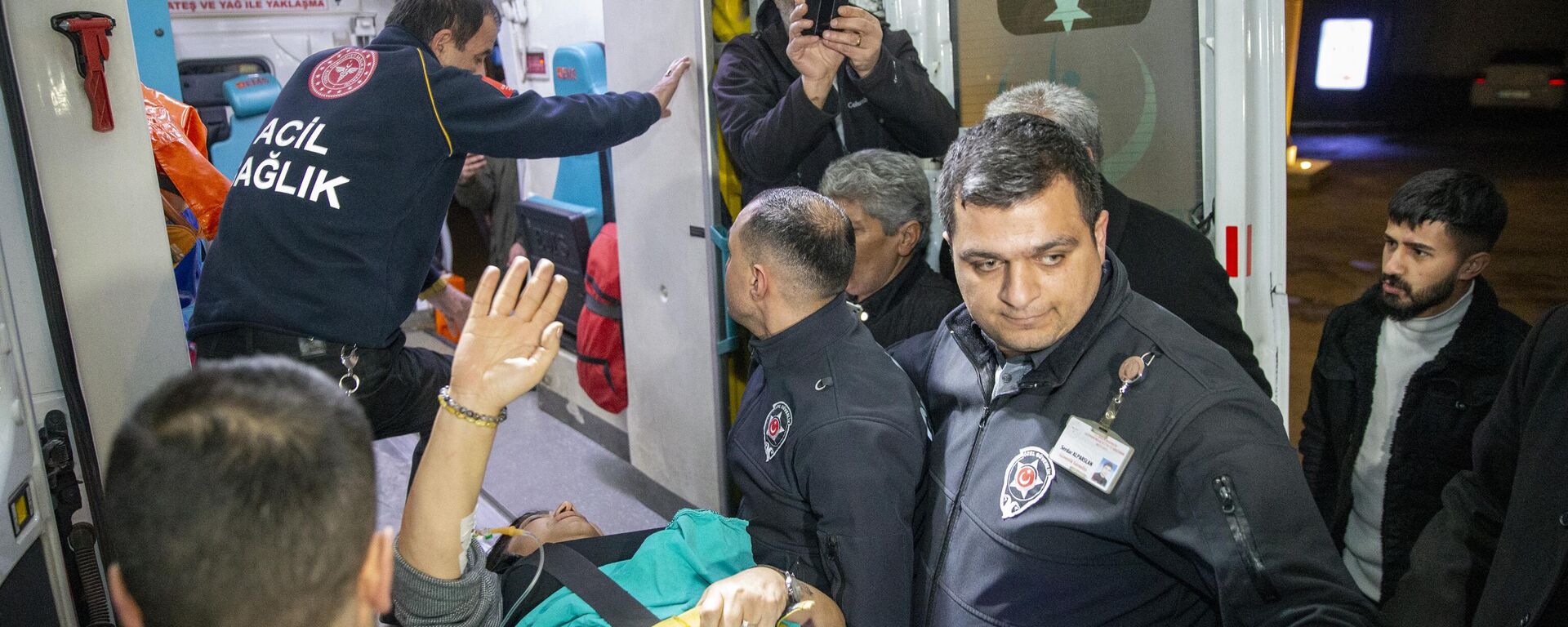 Erzurum'da geçirdiği trafik kazasında yaralanan HDP Grup Başkanvekili ve Yeşil Sol Parti Erzurum milletvekili adayı Meral Danış Beştaş, Sağlık Bakanlığına ait ambulans uçakla Ankara'ya sevk edildi.  - Sputnik Türkiye, 1920, 14.04.2023