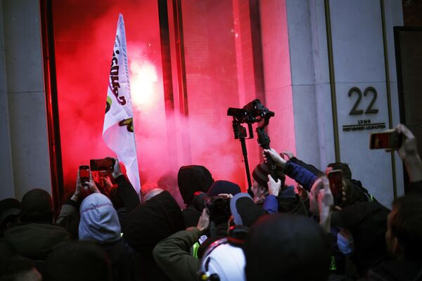 Göstericiler, bugün 12&#x27;ncisi düzenlenen kitlesel protestoda &quot;Macron istifa&quot;, &quot;Başbakan istifa&quot;, &quot;Hakkımızı kazanan kadar devam edeceğiz&quot;, &quot;Kahrolsun siyasi faşistlik&quot; ve &quot;Anayasa Konseyi&#x27;ne çağrıda bulunuyoruz, çoğunluğun yanında durun&quot; gibi sloganlar attı. - Sputnik Türkiye