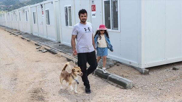 Ağır hasar alan evinden kurtardığı can dostu Rodi'yi yanından ayırmıyor - Sputnik Türkiye