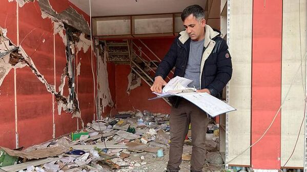 Kahramanmaraş'ta yıkılan Ebrar Sitesi'ndeki marketin işletmecisi veresiye defterini yırttı - Sputnik Türkiye