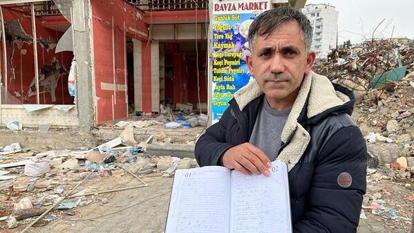 Kahramanmaraş'ta yıkılan Ebrar Sitesi'ndeki marketin işletmecisi veresiye defterini yırttı - Sputnik Türkiye