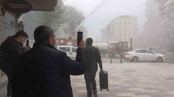 Bina saniyeler içinde yerle bir oldu: Toz bulutuna rağmen başından ayrılmadılar - Sputnik Türkiye