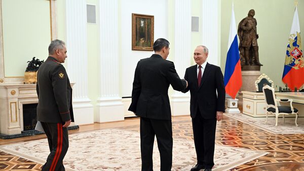 Putin Çin Savunma Bakanı Li ile çalışma toplantısında bir araya geldi
 - Sputnik Türkiye