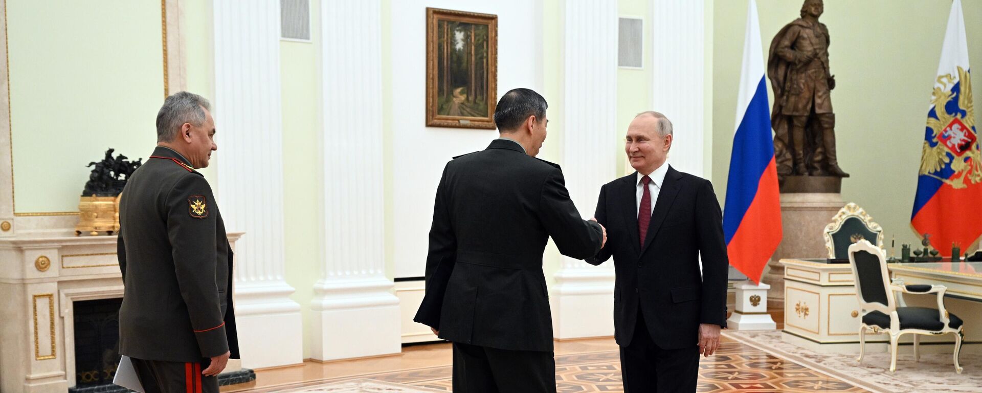 Putin Çin Savunma Bakanı Li ile çalışma toplantısında bir araya geldi
 - Sputnik Türkiye, 1920, 20.04.2023