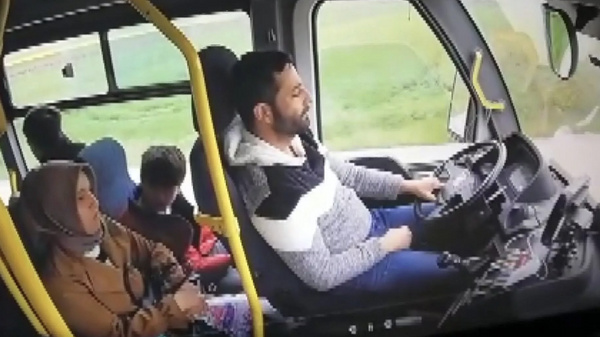Otobüs şoförü uyuyakaldı, yolcular ölümden döndü - Sputnik Türkiye