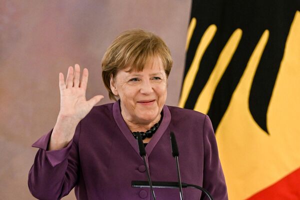 Almanya’nın eski Başbakanı Angela Merkel, ülkenin en yüksek liyakat nişanı ile ödüllendirildi. Bellevue Sarayı&#x27;nda düzenlenen törenle Merkel&#x27;e özel tasarım &quot;Federal Almanya Cumhuriyeti Liyakat Nişanı Büyük Haçı&quot; Almanya Cumhurbaşkanı Frank-Walter Steinmeier tarafından takdim edildi. Törene Başbakan Olaf Scholz ve Avrupa Birliği (AB) Komisyonu Başkanı Ursula von der Leyen de katıldı. - Sputnik Türkiye