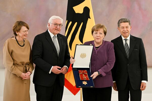 Sol Parti lideri Martin Schirdewan ise, &quot;Merkel&#x27;in siyasi bilançosu henüz belirsiz ve bir ödülden çok eleştirel bir incelemeye ihtiyaç duyuyor&quot; dedi. - Sputnik Türkiye