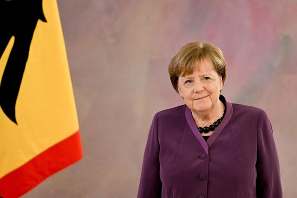 Merkel&#x27;den önce söz konusu nişan sadece 1954&#x27;te eski Başbakan Konrad Adenauer ve 1998’de eski Başbakan Helmut Kohl’e verilmişti. - Sputnik Türkiye