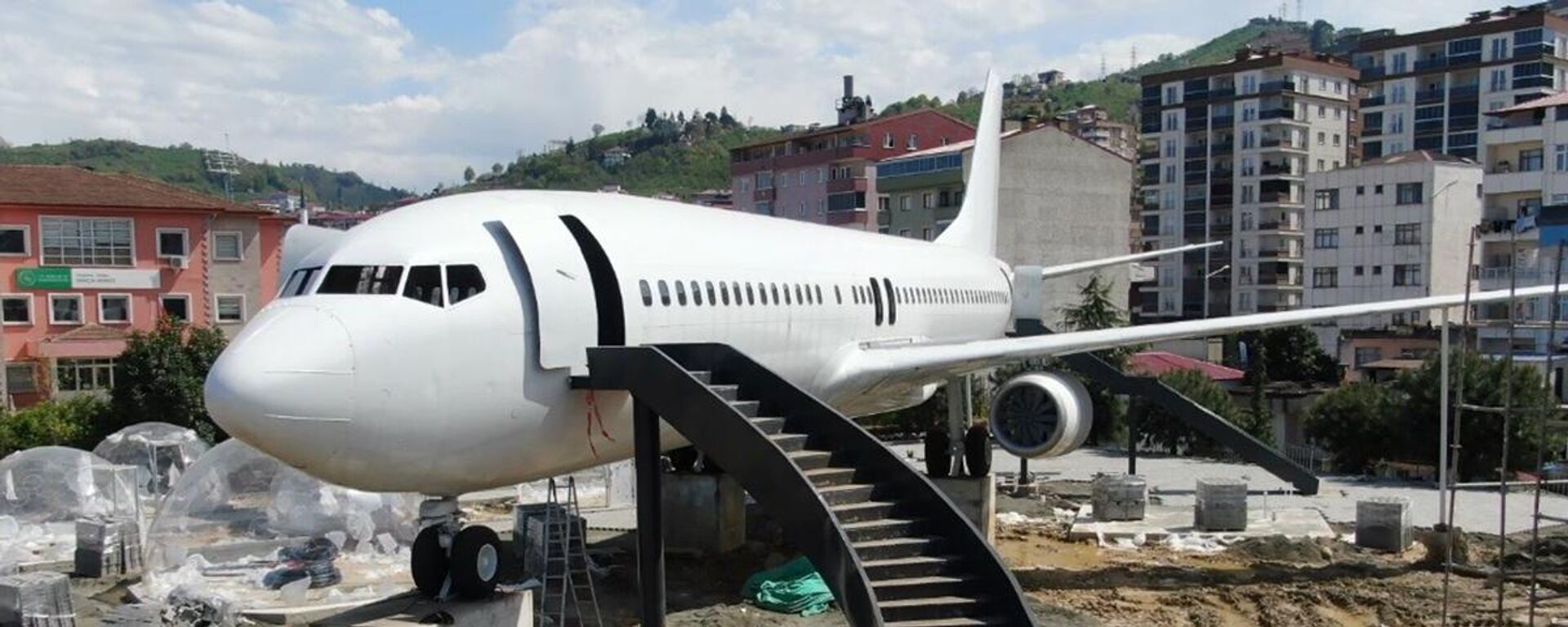 Ankara-Trabzon seferini yaparken 13 Ocak 2018 tarihinde Trabzon Havalimanı'na iniş yaptığı sırada pistten çıkan ve Yomra'da çürümeye terk edilen yolcu uçağı, belediye tarafından 3 yatırımcıya tahsis edilmişti. İlçede pide salonu olarak hizmet verecek olan uçak için son rötuşlar yapılırken, mekanın 1-2 ay içerisinde hizmete girmesi planlanıyor. - Sputnik Türkiye, 1920, 18.04.2023