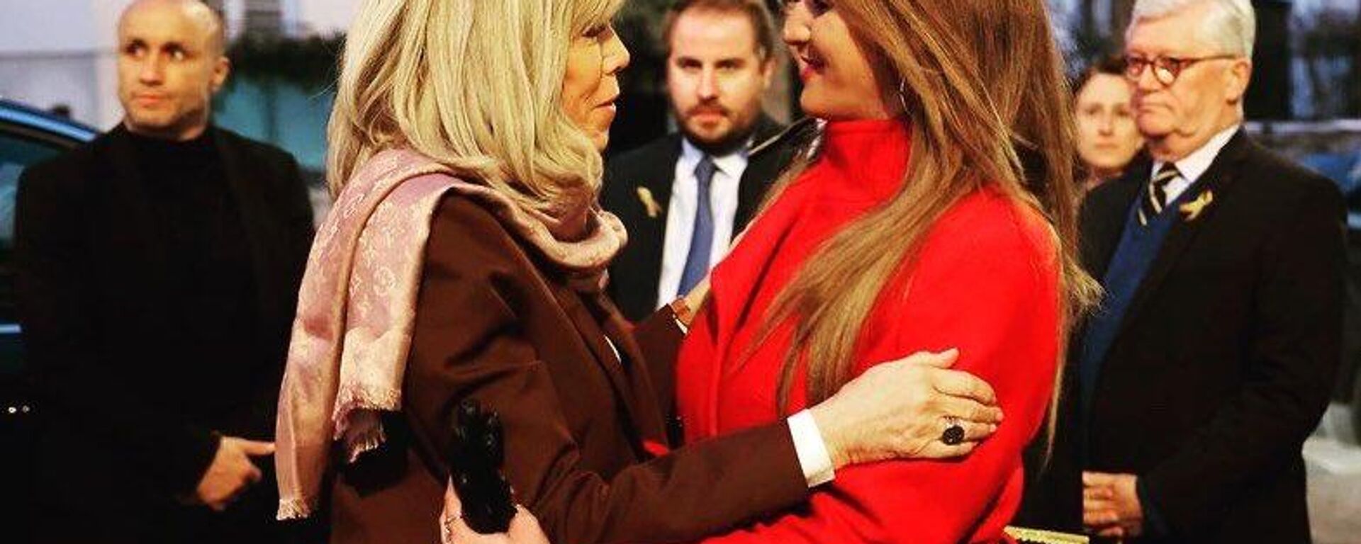 Fransa First Lady'si Brigitte Macron ile Playboy'a kapak kızı olan 'feminist' bakan Marlene Schiappa (sağda) - Sputnik Türkiye, 1920, 18.04.2023