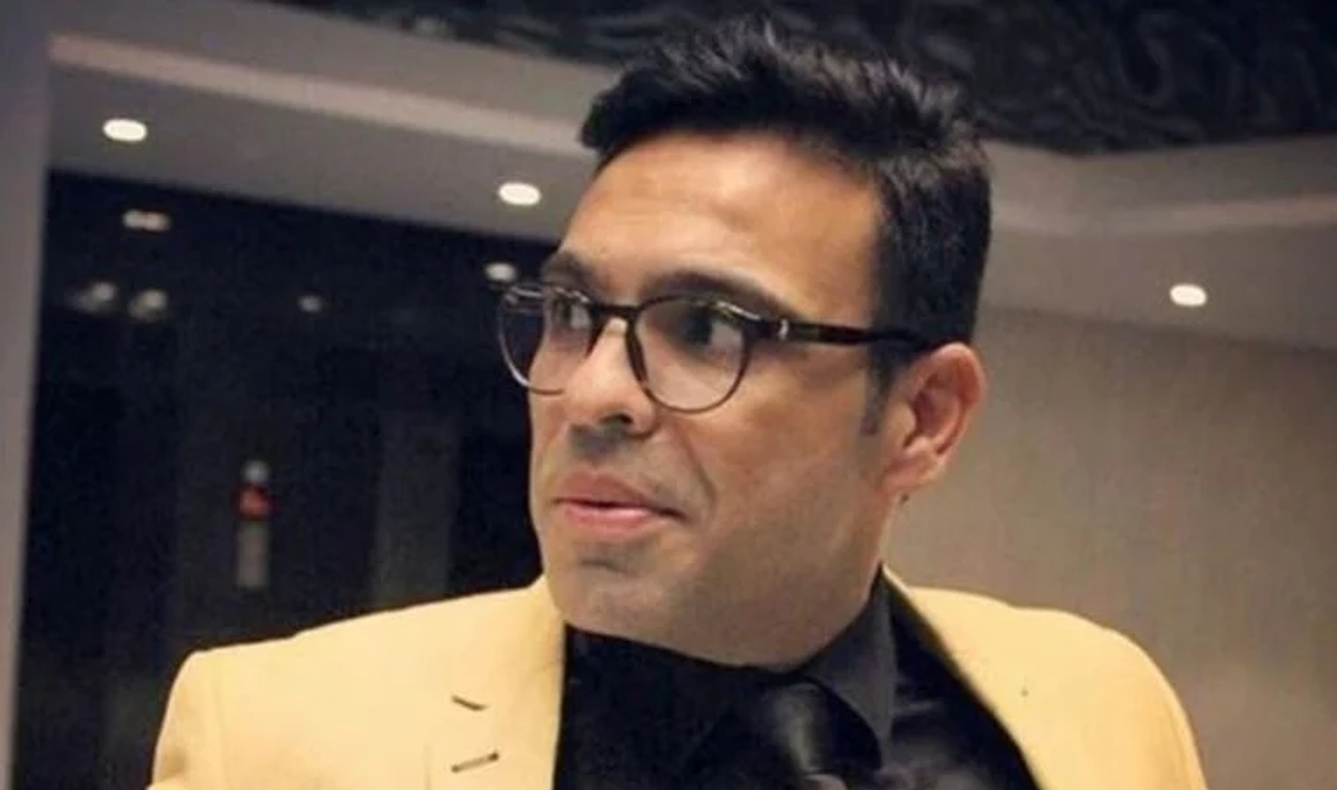 TV sunucusu Okan Karacan, can güvenliğinin olmadığını söyleyerek yardım çağrısında bulunan Zeynep Kadıoğlu'nu tehdit etti. - Sputnik Türkiye, 1920, 22.04.2026