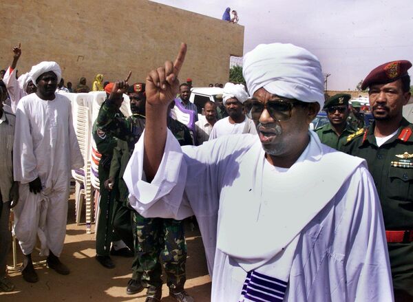 1. 30 yıl boyunca tek bir kişi tarafından yönetildiSudan 30 yıl boyunca yönetimi askeri darbeyle ele geçiren Ömer el Beşir tarafından yönetildi. Beşir Darfur&#x27;daki çatışmalar sırasında insanlığa karşı işlenen suçlar, savaş suçları ve soykırım gibi suçlamalar nedeniyle Uluslararası Ceza Mahkemesi (UCM) tarafından aranıyordu.1956&#x27;da bağımsızlığını kazanan Sudan&#x27;da çoğunluğu Müslüman olan kuzeyin, çoğunluğu Hristiyan ve animist olan güneye karşı yürüttüğü ikinci iç savaş sırasında Beşir, 1989 darbesiyle iktidarı ele geçirdi. Beşir&#x27;in İslami yönetimi altındayken ülkede zina ve içki içmek gibi eylemler suç kabul edildi ve kırbaç ile cezalandırıldı.Güney Sudan ile 2005 yılında barış anlaşması imzalayan Beşir, çatışmaların en çok can kaybına neden olduğu bölgelerden Batı Darfur&#x27;da savaş suçu işlemekle suçlandı. Beşir, Arap olmayan isyancıların bölgedeki isyanını bastırmak için 2003 yılında &#x27;Cancavid&#x27; olarak bilinen acımasız bir Arap milisi konuşlandırdı. 2013&#x27;de Cancavid militanları, daha sonra &#x27;Hızlı Destek Güçleri&#x27; (HDG) isimli bir yapılanmaya gitti ve paramiliter bir grup olarak Sudan ordusu bünyesine dahil oldu.Ekmek fiyatlarının üç kat artmasıyla alevlenen aylar süren &#x27;Ekmek protestoları&#x27;nın ardından Beşir, 2019&#x27;da ordu tarafından görevinden alındı. Geçiş sürecinde beklenildiği gibi bir siyasi istikrarın elde edilememesi gerekçesiyle Sudan ordusu 2021&#x27;de Genelkurmay Başkanı Abdelfettah el Burhan&#x27;ın liderliğinde yönetime el koydu. - Sputnik Türkiye