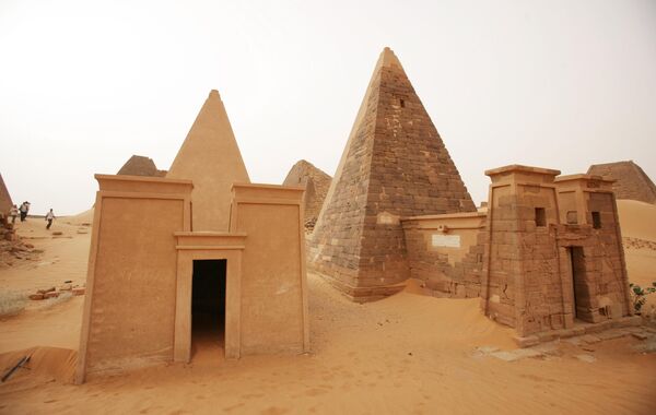 5. Mısır&#x27;dan daha fazla piramitlere sahip tek ülkeÖte yandan ülke, antik medeniyetlerden kalan tarihi varlıklarıyla da biliniyor. Zira Sudan, dünyanın en fazla piramitlerine sahip ülkesi. Antik Sudan medeniyetleri Mısır&#x27;da olduğundan daha fazla piramit inşa etmiş olsa da, Hartum&#x27;un 220 kilometre kuzeyindeki çöllerde bulunan Meroe antik mezarları büyük ölçüde keşfedilmemiş durumda.Kuş Krallığı&#x27;nın başkenti olan Meroe, M.Ö. 7. yüzyıla kadar Mısır&#x27;ı 100 yıla yakın bir süre boyunca yönetimi altında tutmuştu. Sudan&#x27;da 1960&#x27;lardan beri UNESCO Dünya Mirası Alanı&#x27;nda yaklaşık 250 piramit keşfedildi ancak Mısır&#x27;daki Gize piramitleri kadar turistik ilgi görmüyorlar. - Sputnik Türkiye