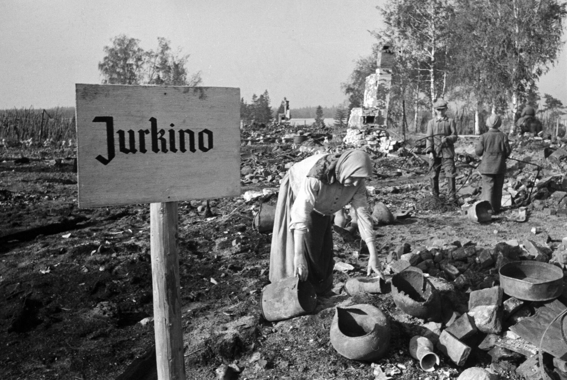 Tver bölgesindeki Yurkino köyü, Nazi Almanya'sının işgali altındayken Naziler tarafından ateşe verildi. Fotoğrafta: köy sakini kadın, kendi evinin enkazında. - Sputnik Türkiye, 1920, 19.04.2023