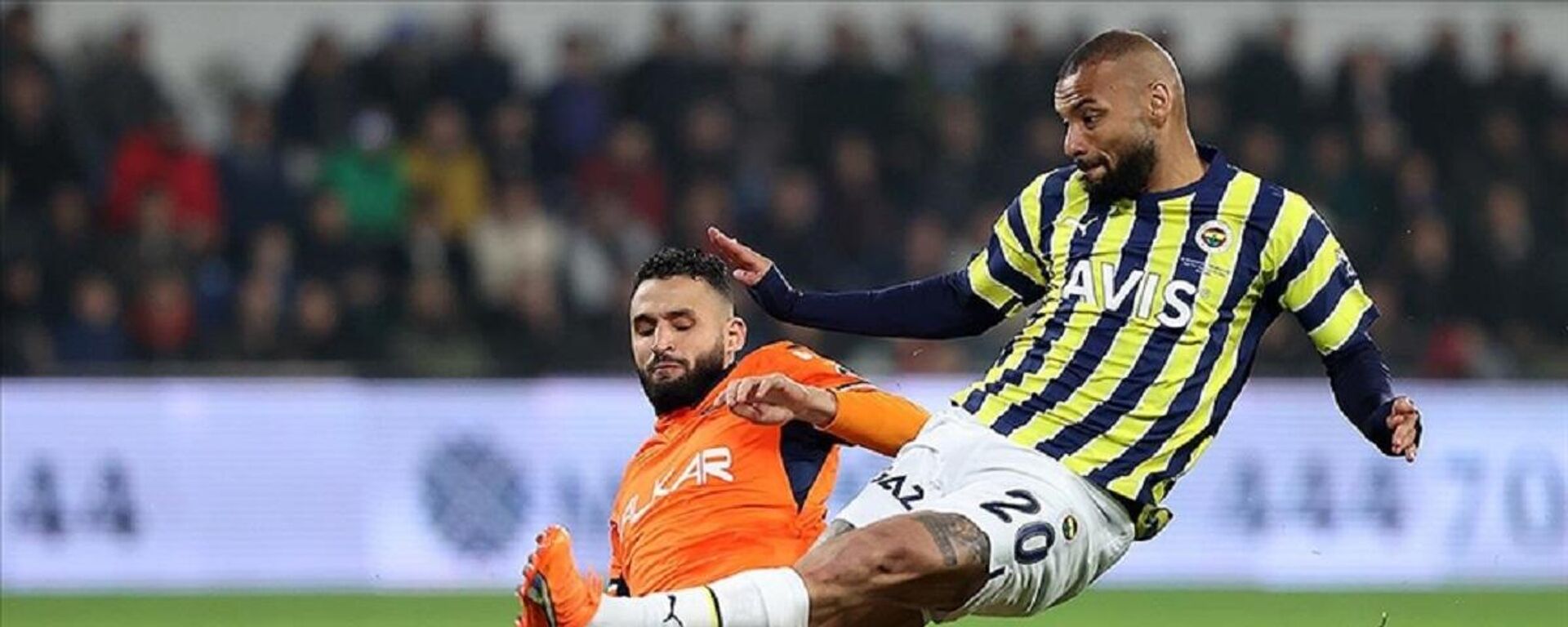 Spor Toto Süper Lig'in 30. haftasında konuk olduğu Medipol Başakşehir'i 1-0 geriye düştüğü maçta 2-1 yenen Fenerbahçe, şampiyonluk yarışına 90+3. dakikada attığı golle tutundu. - Sputnik Türkiye, 1920, 20.04.2023