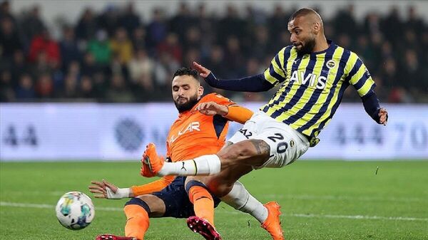 Spor Toto Süper Lig'in 30. haftasında konuk olduğu Medipol Başakşehir'i 1-0 geriye düştüğü maçta 2-1 yenen Fenerbahçe, şampiyonluk yarışına 90+3. dakikada attığı golle tutundu. - Sputnik Türkiye