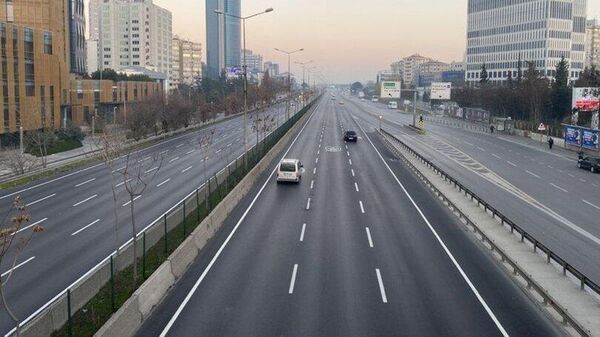 İstanbul'da arife günü yollar boşaldı, trafik yoğunluğu yüzde 9 olarak ölçüldü - Sputnik Türkiye