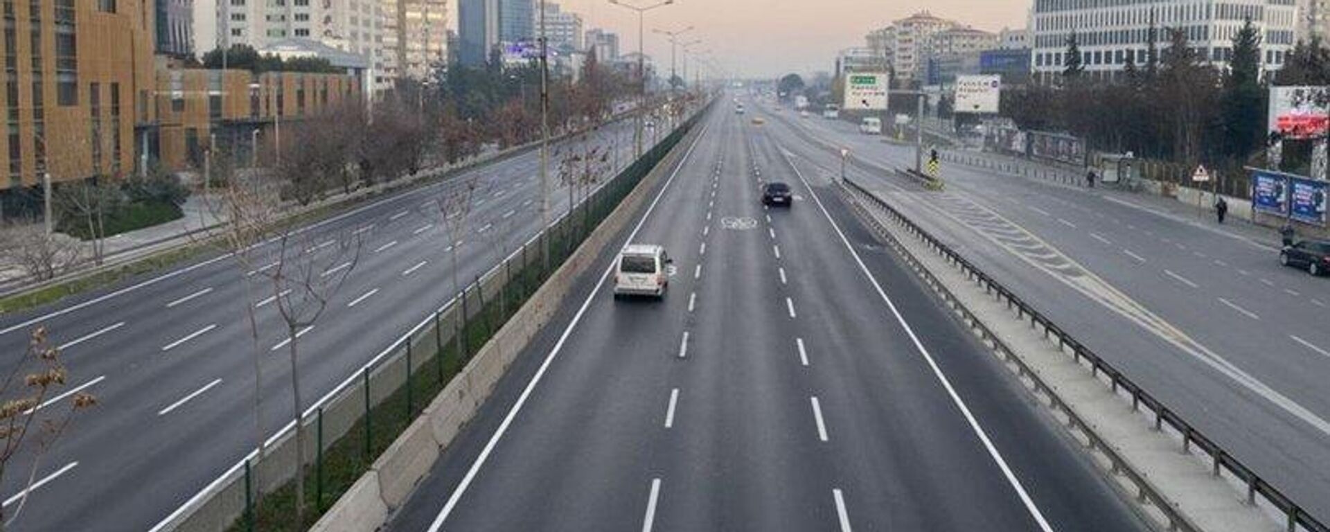İstanbul'da arife günü yollar boşaldı, trafik yoğunluğu yüzde 9 olarak ölçüldü - Sputnik Türkiye, 1920, 20.04.2023