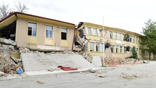 Kahramanmaraş depremlerinin vurduğu Malatya’da Yeşilyurt Belediyesi, ilçede yıkılan ilçe milli eğitim müdürlüğü binasının ‘Deprem müzesi’ olarak koruma altına alınması için girişimde bulundu. - Sputnik Türkiye