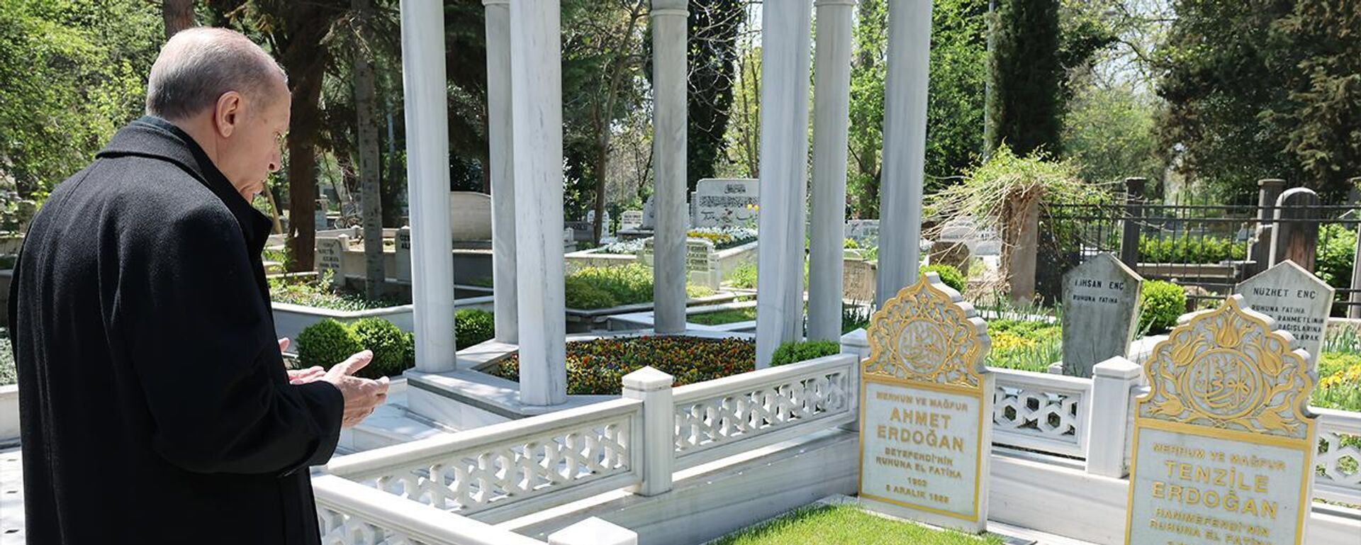 Cumhurbaşkanı Erdoğan, Ramazan Bayramı arifesinde Üsküdar'daki Karacaahmet Mezarlığı'nda bulunan anne ve babasının kabrini ziyaret etti. - Sputnik Türkiye, 1920, 20.04.2023